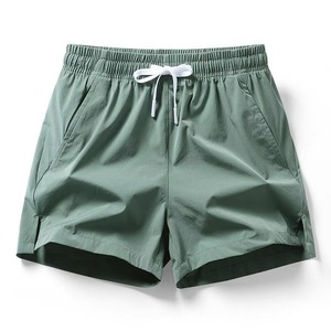Shorts décontractés pour hommes en tissu polyester tissé, couleur verte unie, séchage rapide, taille élastique, avec poches, longueur courte - Product Image 1