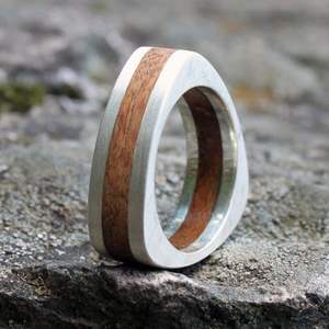 Bague en bois et résine contemporaine et élégante pour la décoration de table et les accessoires de mode - Product Image 3