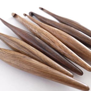 Crochet en bambou naturel durable, léger et robuste, idéal pour les professionnels, les amateurs et les détaillants. - Product Image 1