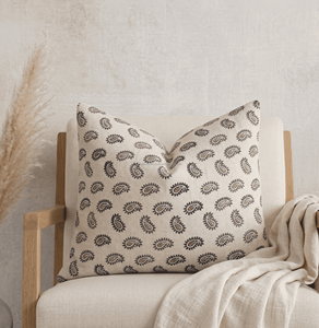 Magnifique coussin décoratif vintage en coton imprimé floral, fait main, style uni, avec taie de coussin imprimée sur mesure - Product Image 1