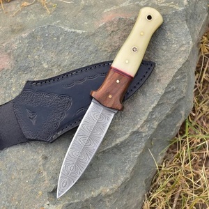 Couteau de chasse artisanal en acier Damas de qualité industrielle avec manche en os et étui en cuir pour le camping en plein air - Product Image 1