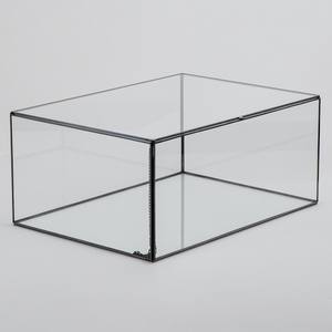 Construit avec une structure métallique durable et des panneaux en verre transparent, cet organisateur de bijoux sublime votre collection. - Product Image 3