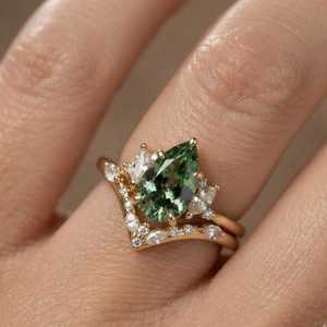 Anillo de Diamantes con Corte Pera Verde de 2.00Ct, Cultivados en Laboratorio, Oro Sólido de 14K, Regalo Romántico para Novia, Boda, Fiesta - Product Image 5