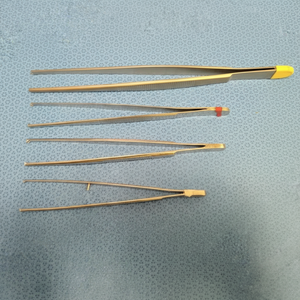 Ensemble de 4 pinces à tissus chirurgicales 1x2 dents - Product Image 1