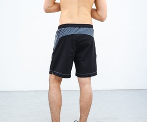 กางเกงกีฬาขาสั้นสีดำสำหรับผู้ชาย รุ่น Endurance Collection – กางเกงออกกำลังกาย ระบายอากาศ แห้งเร็ว เหมาะสำหรับการฝึกซ้อมและวิ่งสำหรับผู้ชาย - Product Image 2