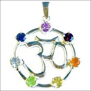 Pendentif Chakra Om en argent 925 fait main avec pendentifs fins et breloques en pierres précieuses multiples - Product Image 1
