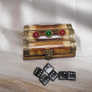 Juego de dados de cuerno natural – Accesorio de juego ecológico - Product Image 1