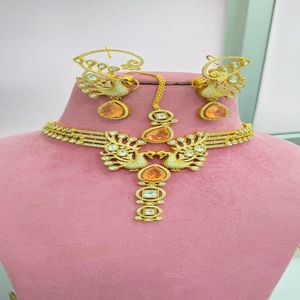 Collier de qualité supérieure avec boucles d'oreilles et maang tikka, parfait pour les mariages, les soirées, les occasions spéciales, ensemble de colliers traditionnels minimalistes. - Product Image 1