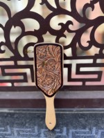 Nouvelle brosse à cheveux en cuir et bois faite à la main 2026 avec motif floral sculpté pour massage du cuir chevelu, utilisation manuelle, forme rectangulaire