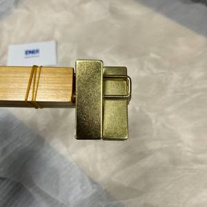 Cintres en bois de haute qualité avec pinces métalliques en acier inoxydable, durables et antidérapants pour pantalons et robes (vente en gros) - Product Image 5