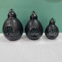 Ensemble de 3 nichoirs à oiseaux suspendus en fer au design artisanal moderne avec finition noire pour usage extérieur décoratif BH689 ABC