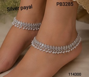 Tobillera nupcial chapada en oro con perlas y piedras blancas y negras, par de tobilleras tradicionales indias para boda, joyería para pies al por mayor - Product Image 2