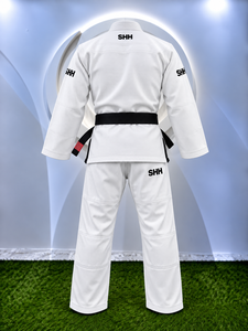 Uniforme de Karate Personalizado, Blanco, de Algodón, para Adultos, Corte Regular, Duradero, con Cinturón Negro y Logotipo en la Manga Izquierda - Product Image 5