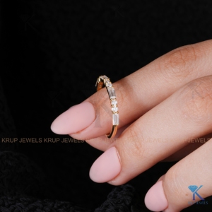 Anillo de boda minimalista de oro amarillo macizo de 14 quilates para mujer con diamantes de laboratorio en baguette alternados, media eternidad, apilable - Product Image 3