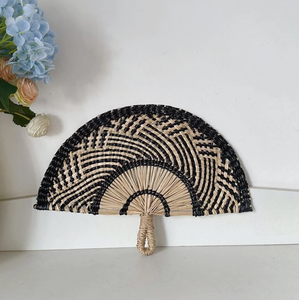 Éventail artisanal en jonc de mer du Vietnam, tissé naturellement, accessoire rafraîchissant, objet décoratif vintage, cadeau - Product Image 1
