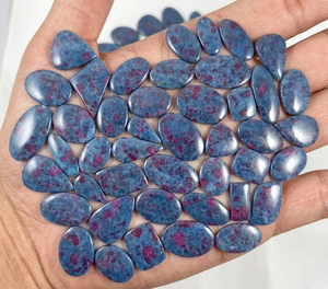 Pierre précieuse naturelle rare en rubis kyanite cabochon, point rouge, grande taille, dos plat, qualité collectionneur, exportateur de pierres précieuses en vrac, pierre enroulée de fil - Product Image 2