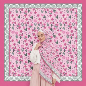 Écharpe rose en cambric peigné à imprimé floral uni pour femme, utilisable comme foulard, bandeau, ceinture ou accessoire de mode - Product Image 4