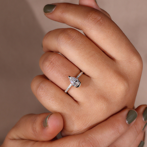 Bague de fiançailles solitaire en moissanite taille poire avec sertissage à griffes, bande pavée en or jaune, bijou de promesse minimaliste pour mariée - Product Image 5