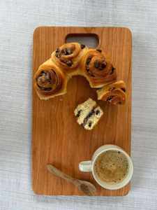 Planche à découper en bois massif de qualité supérieure avec poignée ergonomique pour la préparation des aliments en cuisine, la découpe, le service et les plateaux de fromages - Product Image 6