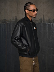 Chaqueta de cuero elegante con forro interior suave, costuras duraderas y ajuste regular cómodo para uso diario. Diseño de chaqueta de cuero. - Product Image 4
