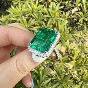 Bague cocktail en saphir vert taille émeraude, argent 925 plaqué rhodium, sertissage pavé, bijoux fins de luxe pour femme - Product Image 6