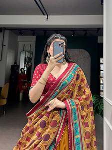 Conjunto de Lehenga Choli de Seda Artística para Mujer con Blusa Jacquard y Dupatta con Bordado Zari - Product Image 5