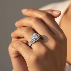 Anillo de compromiso y boda solitario con halo pavé de infinidad y tornojo en espiral, con diamante de corte radiante de 1.00 CTW de peso total, engaste de puntas y chapado en oro. - Product Image 6