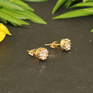 Pendientes de corona con circonita cúbica de 7 mm, diseño moderno y elegante, chapados en oro de 22k, para mujeres y niñas, joyería al por mayor. - Product Image 5