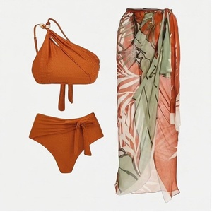 Ensemble bikini côtelé orange asymétrique pour femme avec bas à cordon de serrage et jupe portefeuille à imprimé tropical - Product Image 1