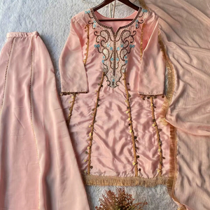 Ensemble de costume brodé Chinon avec dentelle à pièces dorées et dentelle Samosa, pantalon palazzo, tenue ethnique élégante et festive pour femme - Product Image 1