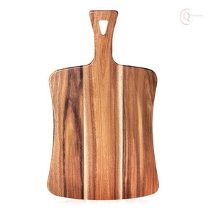 Planche à découper en bois épaisse pour les tâches de découpe intensives avec un design durable et équilibré - Product Image 1