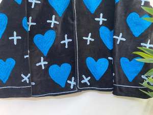 Chaqueta negra de terciopelo Suzani con bordado de corazones para uso festivo |   Abrigo de Invierno Hecho a Mano |   Ropa de abrigo de diseñador. - Product Image 2