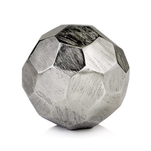 Sculpture de football en métal, faite à la main, décoration de table contemporaine, figurine d'art pour salon - Product Image 3