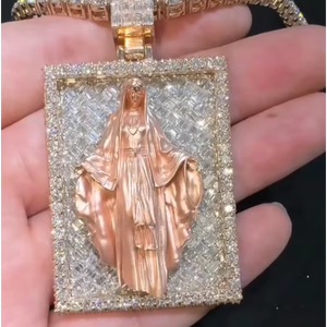 Colgante con Nombre de Jesús en Oro Amarillo con Incrustaciones de Diamantes Moissanite VVS, Personalizado, de Alta Calidad, Oro 18K y Plata 925, Joyería Fina para Hombre - Product Image 1