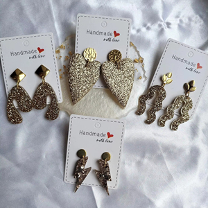 Pendientes de Corazón con Brillantina Hechos a Mano, Pendientes Colgantes de Resina Chapados en Oro, Set de Regalo para el Día de San Valentín - Product Image 1