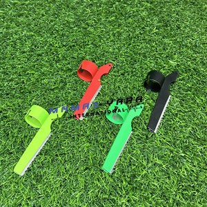 Navajas de Peluquería Profesionales de Acero Inoxidable de Alta Calidad en Negro, Rojo, Verde y Amarillo con Anillo de Agarre para los Dedos - Product Image 3