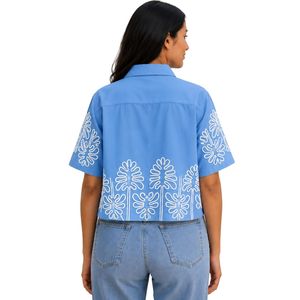 เสื้อเชิ้ตครอปสีน้ำเงินสำหรับผู้หญิง ปักลายดอกไม้สีขาว แขนสั้น สไตล์ลำลอง เสื้อผ้าฤดูร้อน ผ้าฝ้าย แฟชั่นดีไซเนอร์ รับผลิตตามแบบ OEM - Product Image 2