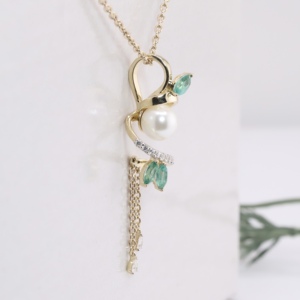 Perla Redonda de Agua Dulce Sostenida en una Elegante Cinta de Oro Amarillo Adornada con Hojas de Corte Marquesa y Borla de Diamantes, Joyería Fina - Product Image 4