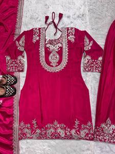 Robe traditionnelle indienne et pakistanaise pour femmes, en rayonne magenta brodée, longueur cheville, avec bordure dorée, coupe classique - Product Image 4