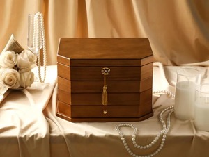 Boîte à bijoux décorative en bois fait main avec incrustation de nacre, motif floral gravé, design moderne et luxueux, organiseur de rangement pour accessoires - Product Image 3