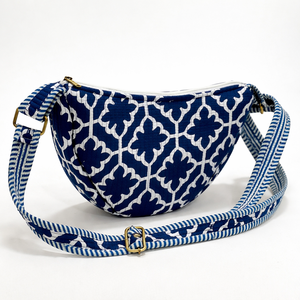 Sac à main en coton à imprimé géométrique indigo, doux et durable, avec bandoulière réglable, fermeture éclair, fait main, décontracté, demi-lune - Product Image 1