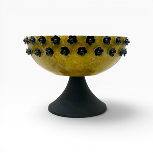 Tazón de Chocolate de Metal Amarillo con Acento de Flor Negra, Proveedor de Accesorios de Chocolate Personalizables, Tamaños y Colores Disponibles - Product Image 1