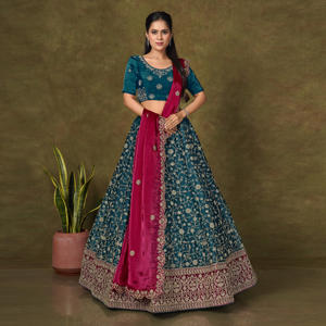 ชุดเลเฮนกาโชลีปักลายดีไซเนอร์ พร้อมผ้าคลุมไหล่ ประดับด้วยงานปักดิ้นทองและเลื่อมอย่างประณีต เหมาะสำหรับงานแต่งงาน งานเลี้ยง และงานพิธีต่างๆ สำหรับผู้หญิง - Product Image 1