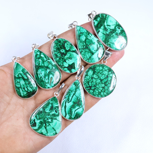 BISMILLAH GEMS Colgante Artesanal de Piedras Preciosas Mixtas Bañado en Plata, con Forma de Lágrima Audaz y Circular, Verde, Estilo Bohemio, con Mensaje de Paz - Product Image 4