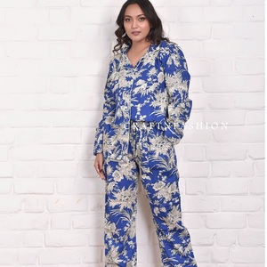Ensemble de pyjama 2 pièces vintage pour femme, style bohème moderne, en coton écologique, imprimé floral, avec décoration boutonnée en crêpe - Product Image 3