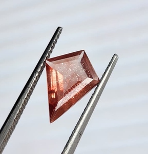 Pierre de soleil d'Oregon rouge cuivré de qualité supérieure naturelle, pierres précieuses facettées non montées pour la fabrication de bijoux, disponible au prix de gros. - Product Image 2