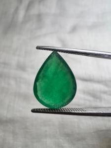 Émeraude naturelle zambienne de 4,54 carats, taille poire, pierre précieuse verte en vrac pour la fabrication de bijoux, vente en gros - Product Image 3