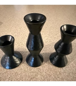 Ensemble de 3 bougeoirs classiques en aluminium coulé PVD noir brillant, petits, moyens et grands, personnalisables. - Product Image 3