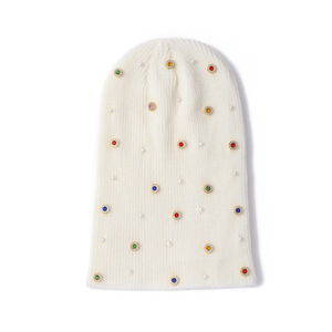 Bonnet en tricot avec décoration de fleurs en strass, points et perles, bonnet d'hiver mignon et chaud - Product Image 1