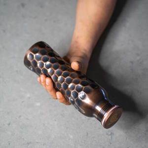 Botella de Cobre para Hidratación, Artículos de Bebida para Spa, Resorts, Centros de Bienestar, Hoteles, Retiros de Yoga y Hostelería Premium - Product Image 1